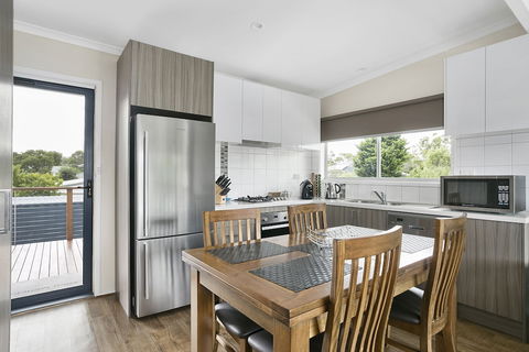 Upstairs Cottage On Beachurst - Accommodation Rockhampton 1