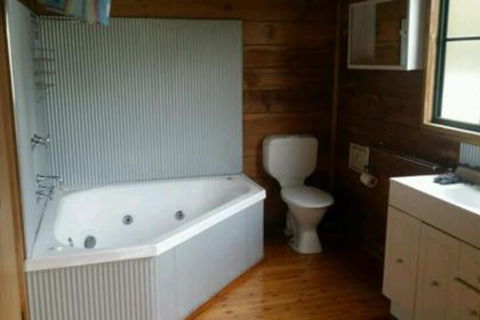 Abelia BIG SPA NO 1 Cottage - Accommodation Rockhampton 5