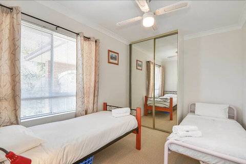 Surf Side Palms 12 - Accommodation Rockhampton 6