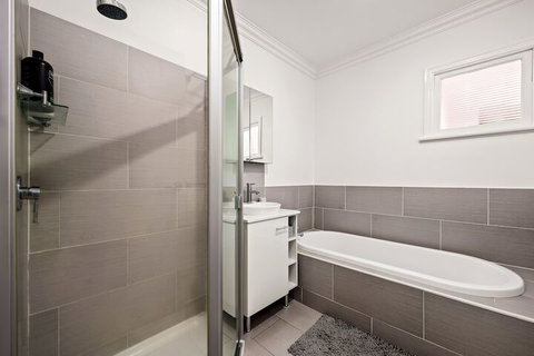 Viola House - Accommodation Rockhampton 3