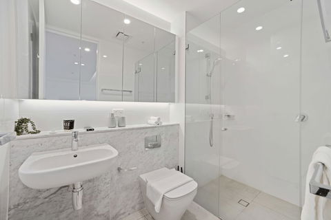 HomeHotel Brand New Ultra Luxe Apartment - Accommodation Rockhampton 2