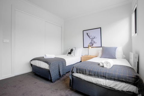 92 Brand New Doncaster Local House - Accommodation Rockhampton 4