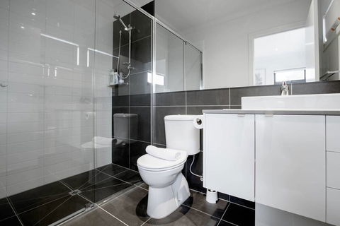 92 Brand New Doncaster Local House - Accommodation Rockhampton 3