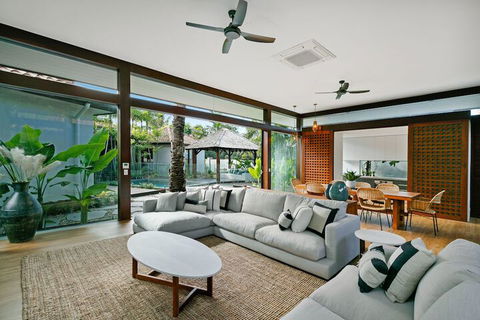 ESPRIT 2 PALM COVE BRAND NEW - Accommodation Rockhampton 4