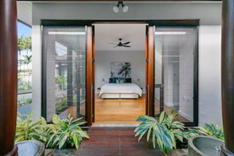 ESPRIT 2 PALM COVE BRAND NEW - Accommodation Rockhampton 2