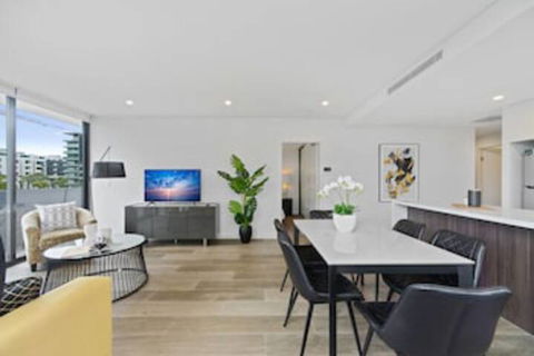 HomeHotel Luxury & Contemporary Apt - Accommodation Rockhampton 0