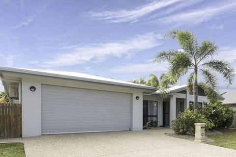 Beach Bliss Queen Bed BBQ Pool Netflix - Accommodation Rockhampton 2