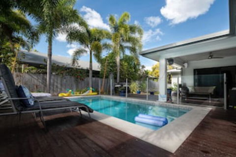Beach Bliss Queen Bed BBQ Pool Netflix - Accommodation Rockhampton 0