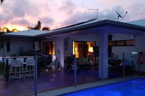 Beach Bliss Queen Bed BBQ Pool Netflix - Accommodation Rockhampton 1