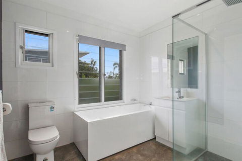 BEACH HOUSE On PEARL - Accommodation Rockhampton 7