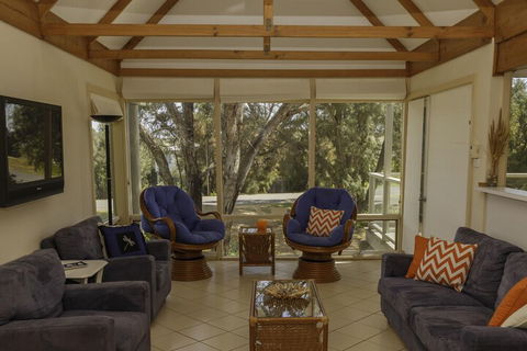 Tranquillity On Riverview 33 Riverview Drive - Accommodation Rockhampton 4