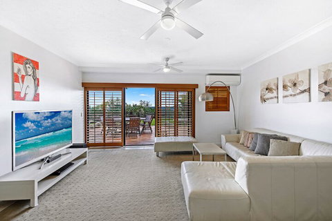 Stunning Ocean Views Large 3 Bedroom - Accommodation Rockhampton 5