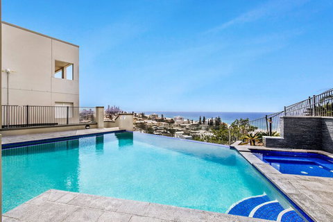 Stunning Ocean Views Large 3 Bedroom - Accommodation Rockhampton 4