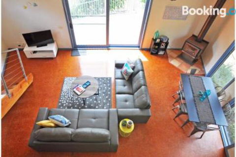 Surf Sounds Free Wifi PET Friendly Surf Side! - Accommodation Rockhampton 2