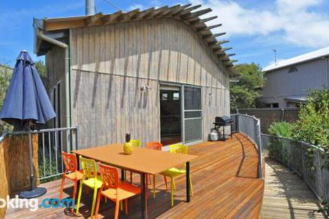 Surf Sounds Free Wifi PET Friendly Surf Side! - Accommodation Rockhampton 0