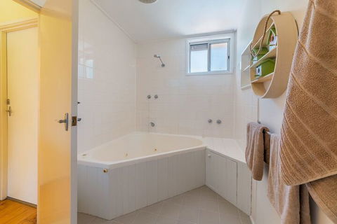Inverloch Beach HUT Close TO Beach & Shops! - Accommodation Rockhampton 2