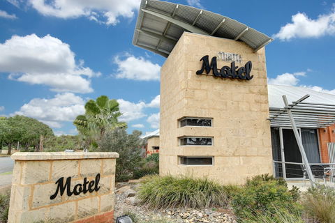 Strath Motel - Accommodation Rockhampton 0
