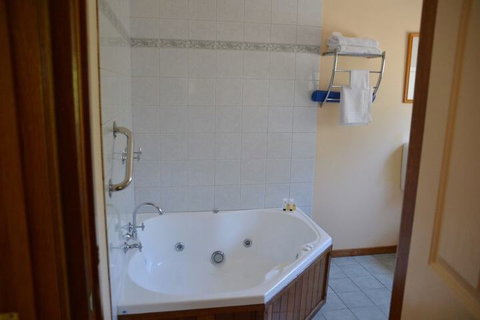 Avoca Cottages - Accommodation Rockhampton 3