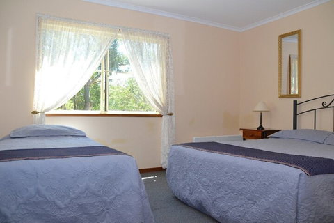 Avoca Cottages - Accommodation Rockhampton 2