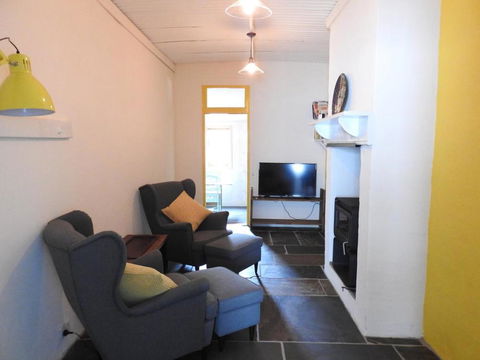 Cooks Cottage - Accommodation Rockhampton 2