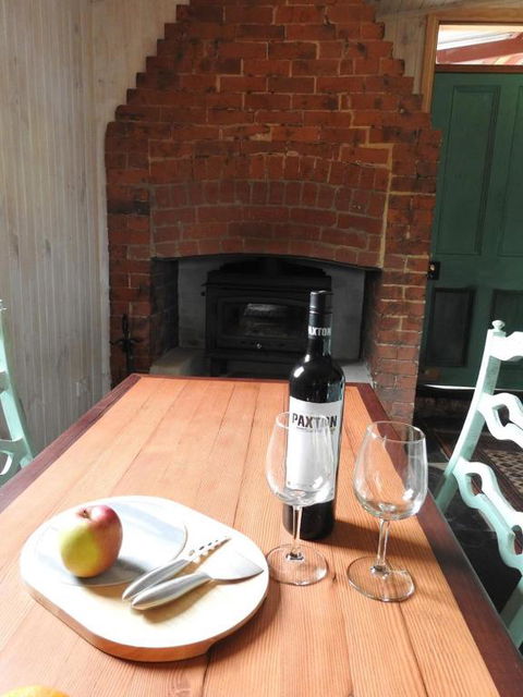 Cooks Cottage - Accommodation Rockhampton 4