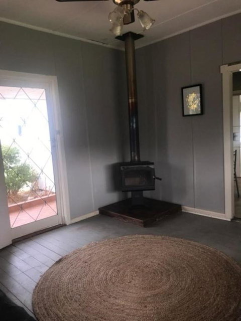 Cosy Country Cottage With AirCon - Accommodation Rockhampton 4