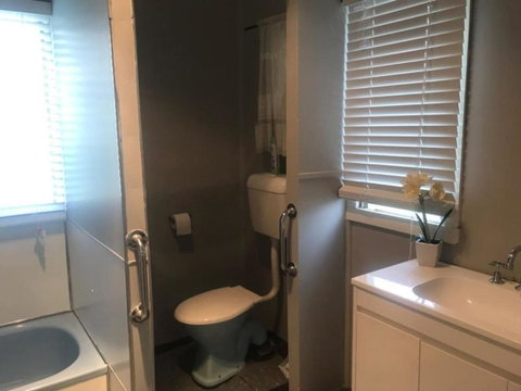 Cosy Country Cottage With AirCon - Accommodation Rockhampton 5