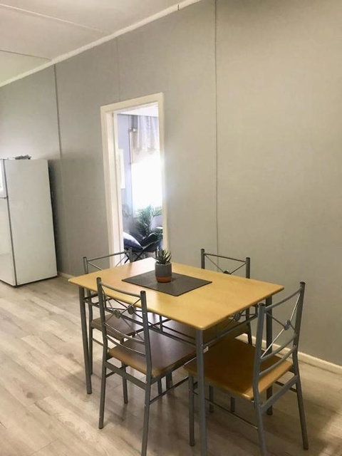 Cosy Country Cottage With AirCon - Accommodation Rockhampton 3