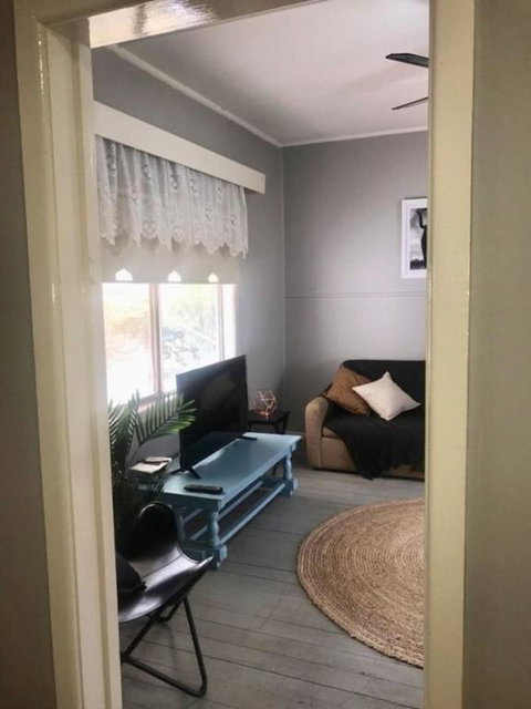 Cosy Country Cottage With AirCon - Accommodation Rockhampton 2