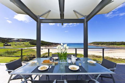 Sails On The Beachfront Exclusive Seaside Home - Accommodation Rockhampton 0
