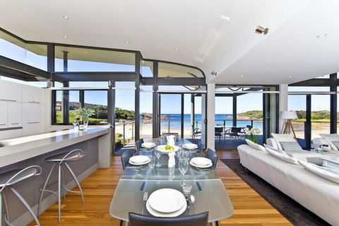 Sails On The Beachfront Exclusive Seaside Home - Accommodation Rockhampton 6