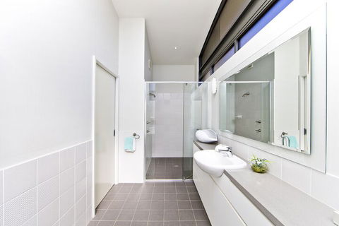 Sails On The Beachfront Exclusive Seaside Home - Accommodation Rockhampton 4