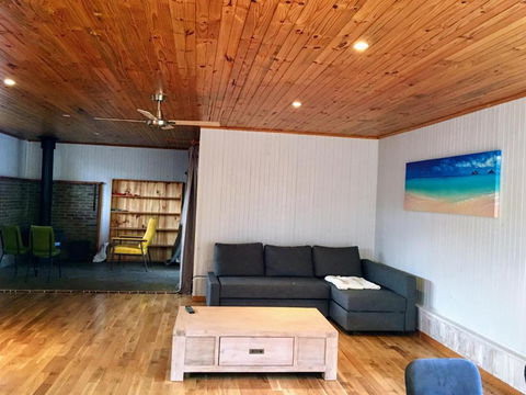 Romantic Getaway With Spa & Wifi Pet Friendly - Accommodation Rockhampton 4