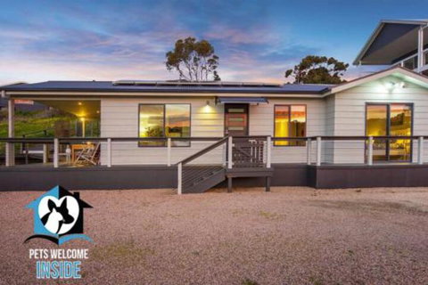 Almost New + Sea & Lake Views - Accommodation Rockhampton 5