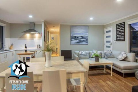 Almost New + Sea & Lake Views - Accommodation Rockhampton 0