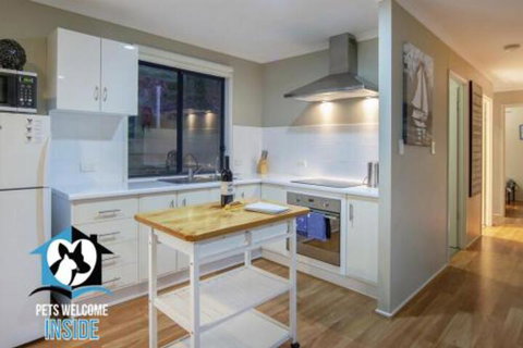 Almost New + Sea & Lake Views - Accommodation Rockhampton 2