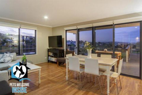 Almost New + Sea & Lake Views - Accommodation Rockhampton 1