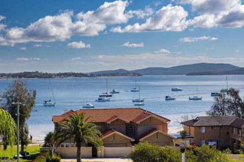 Aislinn 3 / 273 Corrie Parade Air Con Water Views BBQ - Accommodation Rockhampton 0