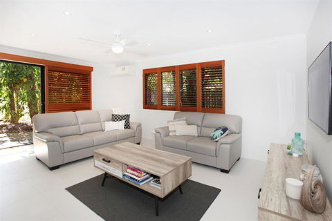 FABULOUS HOLIDAY HIDEAWAY COOLUM BEACH - Accommodation Rockhampton 2