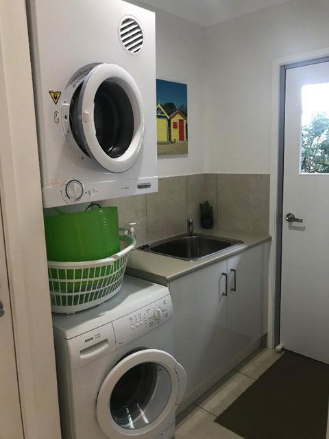 15 Esprit Drive Rainbow Shores Gorgeous Modern Beach House - Accommodation Rockhampton 3