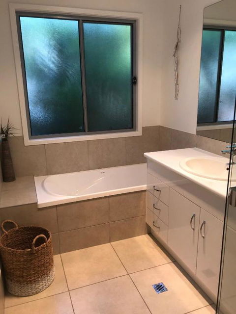 15 Esprit Drive Rainbow Shores Gorgeous Modern Beach House - Accommodation Rockhampton 2