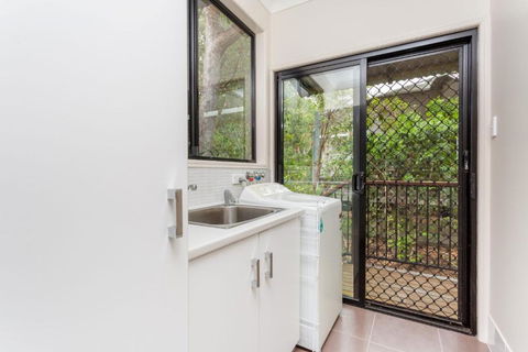 8 Ibis Court Rainbow Shores Swimming Pool Walk To Beach Executive Beach House - Accommodation Rockhampton 5