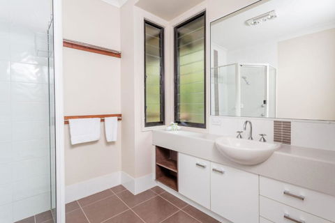 8 Ibis Court Rainbow Shores Swimming Pool Walk To Beach Executive Beach House - Accommodation Rockhampton 4