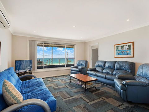81 Dalmeny Drive Beach House - Accommodation Rockhampton 4