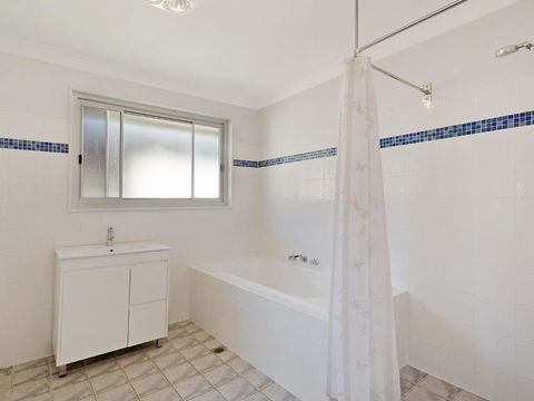 81 Dalmeny Drive Beach House - Accommodation Rockhampton 2