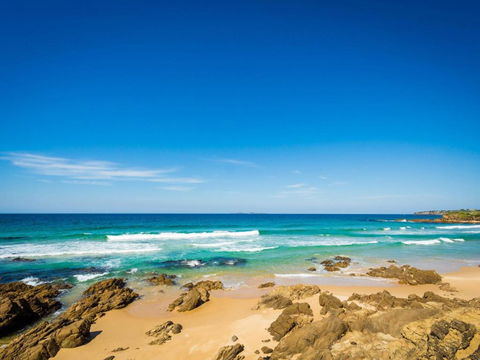 81 Dalmeny Drive Beach House - Accommodation Rockhampton 1