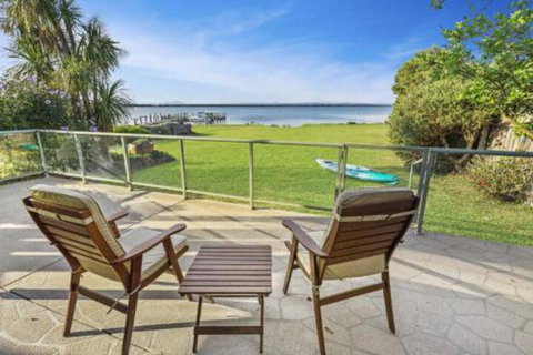 Eagle Point Getaway Waterfront Serenity! - Accommodation Rockhampton 0