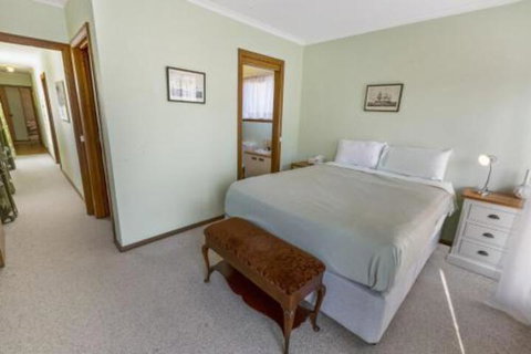 Eagle Point Getaway Waterfront Serenity! - Accommodation Rockhampton 3