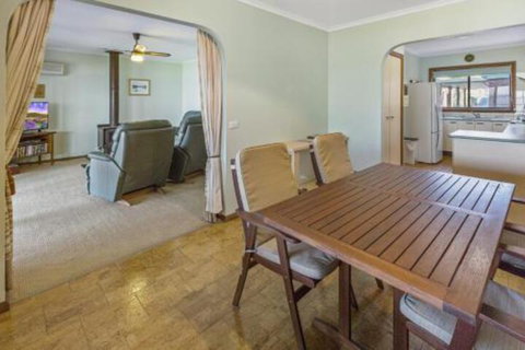 Eagle Point Getaway Waterfront Serenity! - Accommodation Rockhampton 5