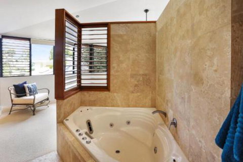 Views To The Horizon - Accommodation Rockhampton 2